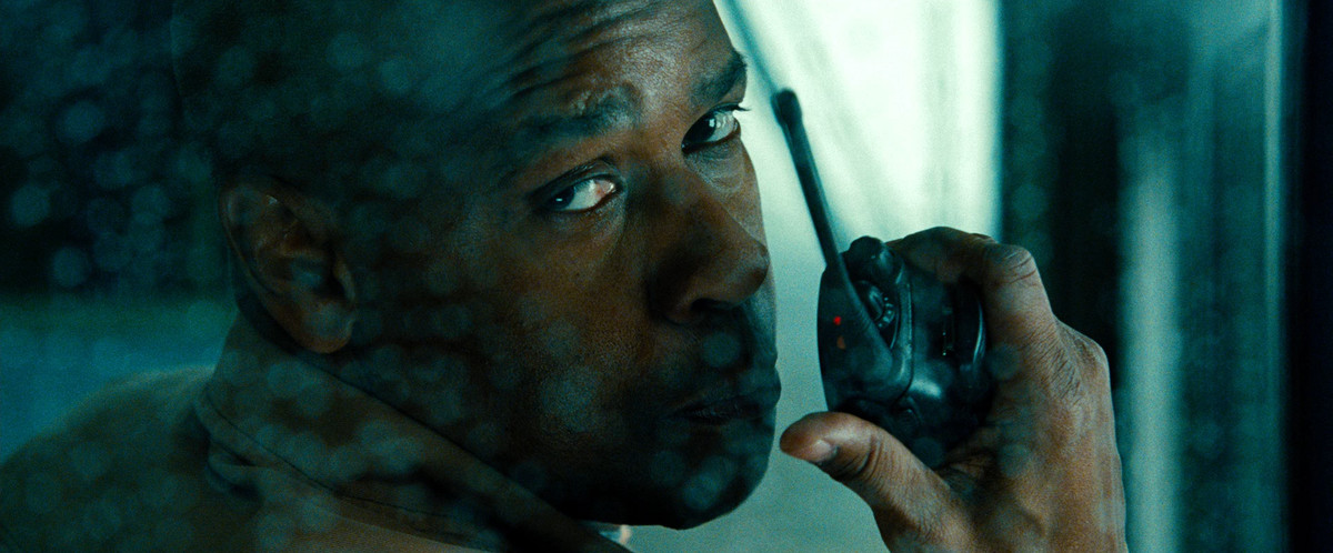 Denzel Washington as Frank speaking into a walkie-talkie in Unstoppable.