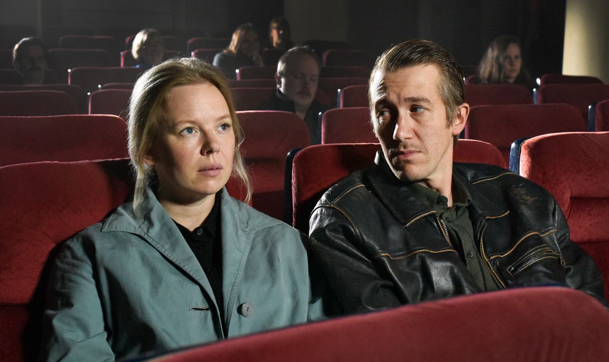  Alma Pöysti and Jussi Vatanen sitting in a theater in Fallen Leaves.