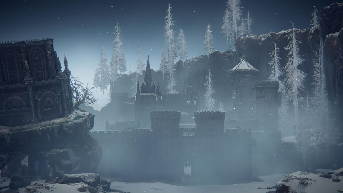 Elden Ring screenshot showing the snowy Castle Sol and a Wandering Mausoleum in the Mountaintops of the Giants.