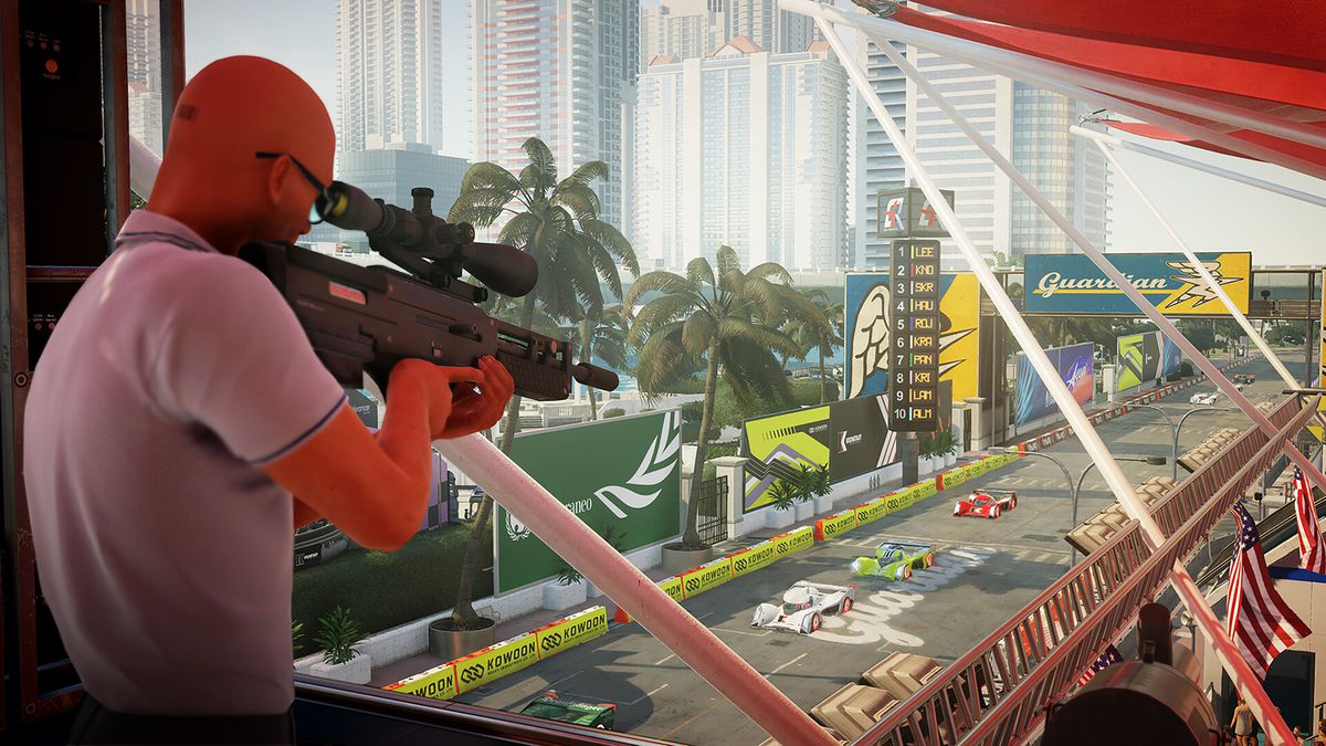 Agent 47 aims a rifle at a motor race in a big city in Hitman: World of Assassination