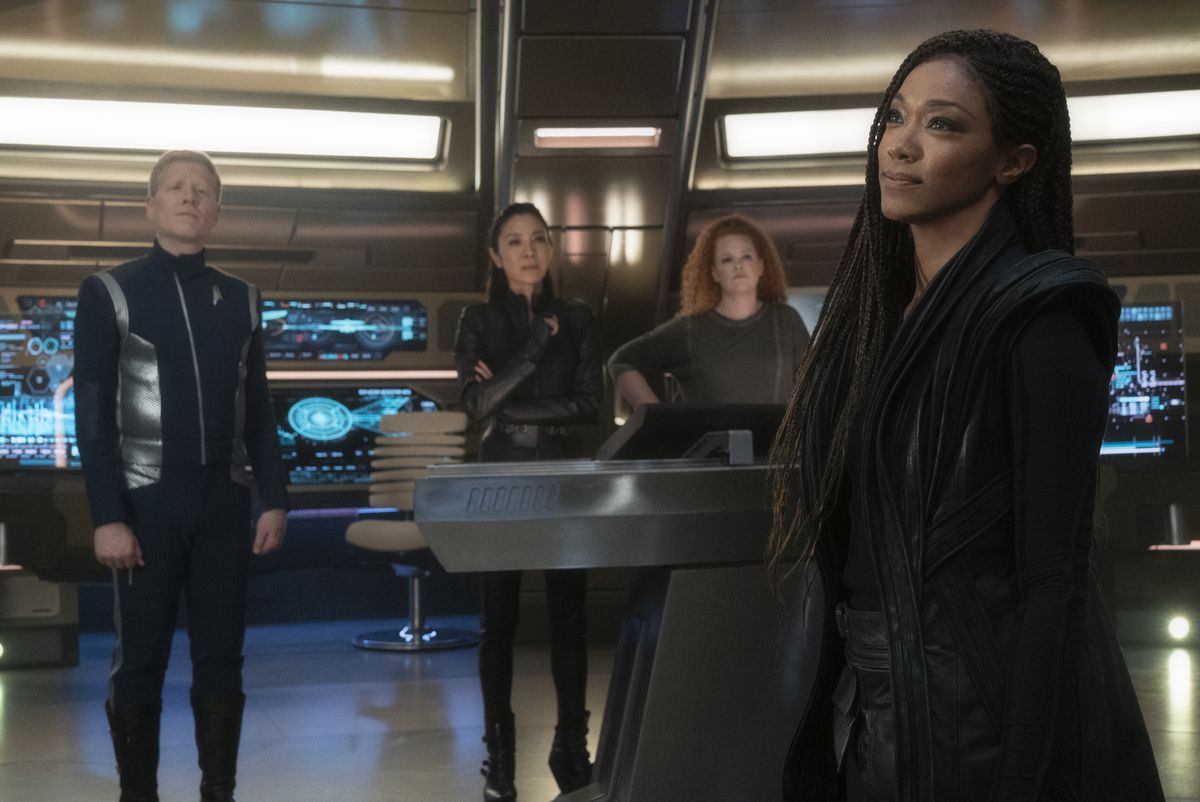 Anthony Rapp, Michelle Yeoh, Mary Wiseman, and Sonequa Martin-Green on the bridge of the Discovery in Star Trek: Discovery