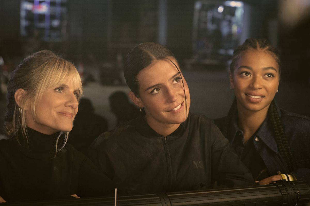 Mélanie Laurent, Adèle Exarchopoulos, and Manon Bresch all smile from behind a counter in Wingwomen