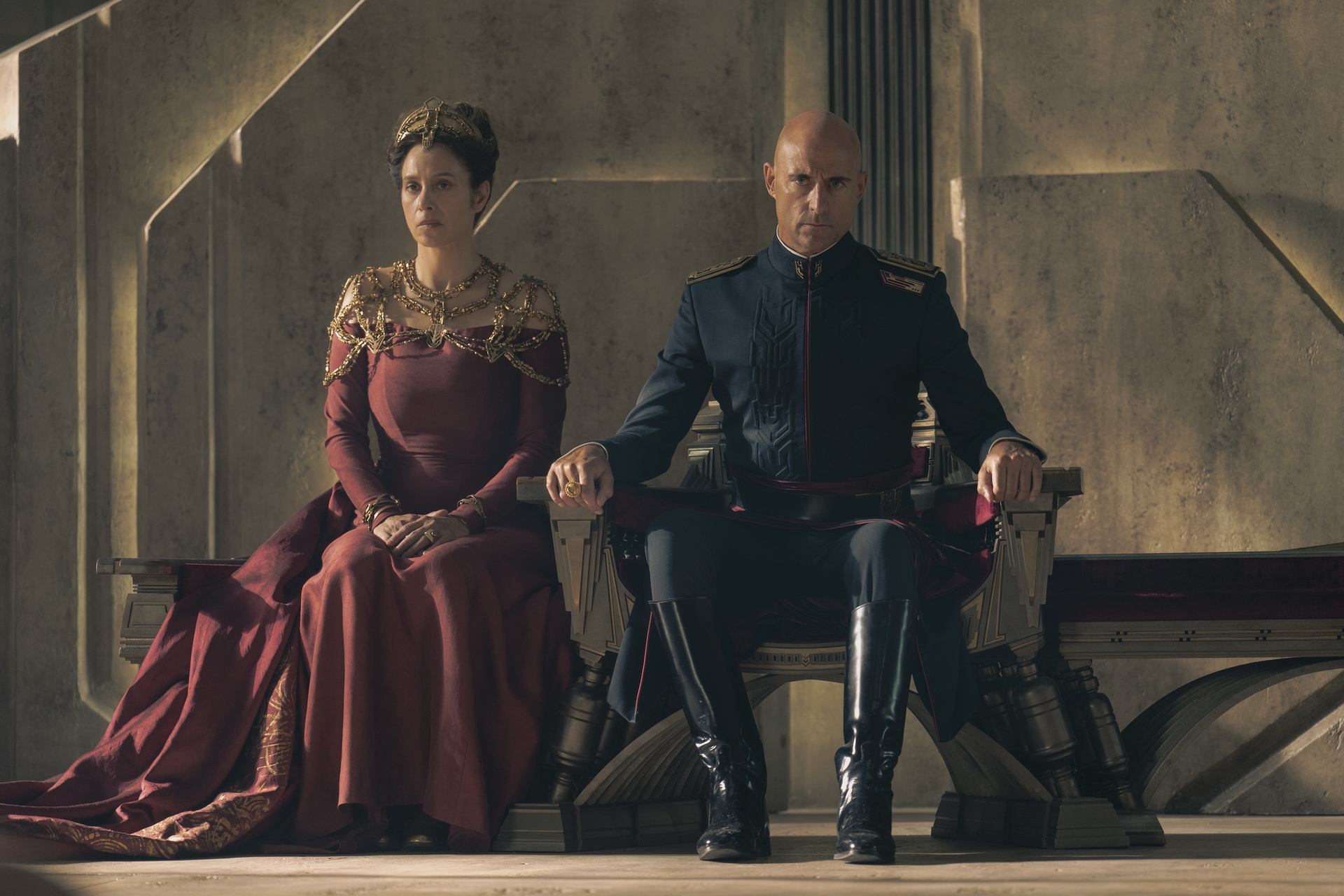 Emperor and Empress Corrino (Mark Strong and Jodhi May) sitting in the throne room in Dune Prophecy