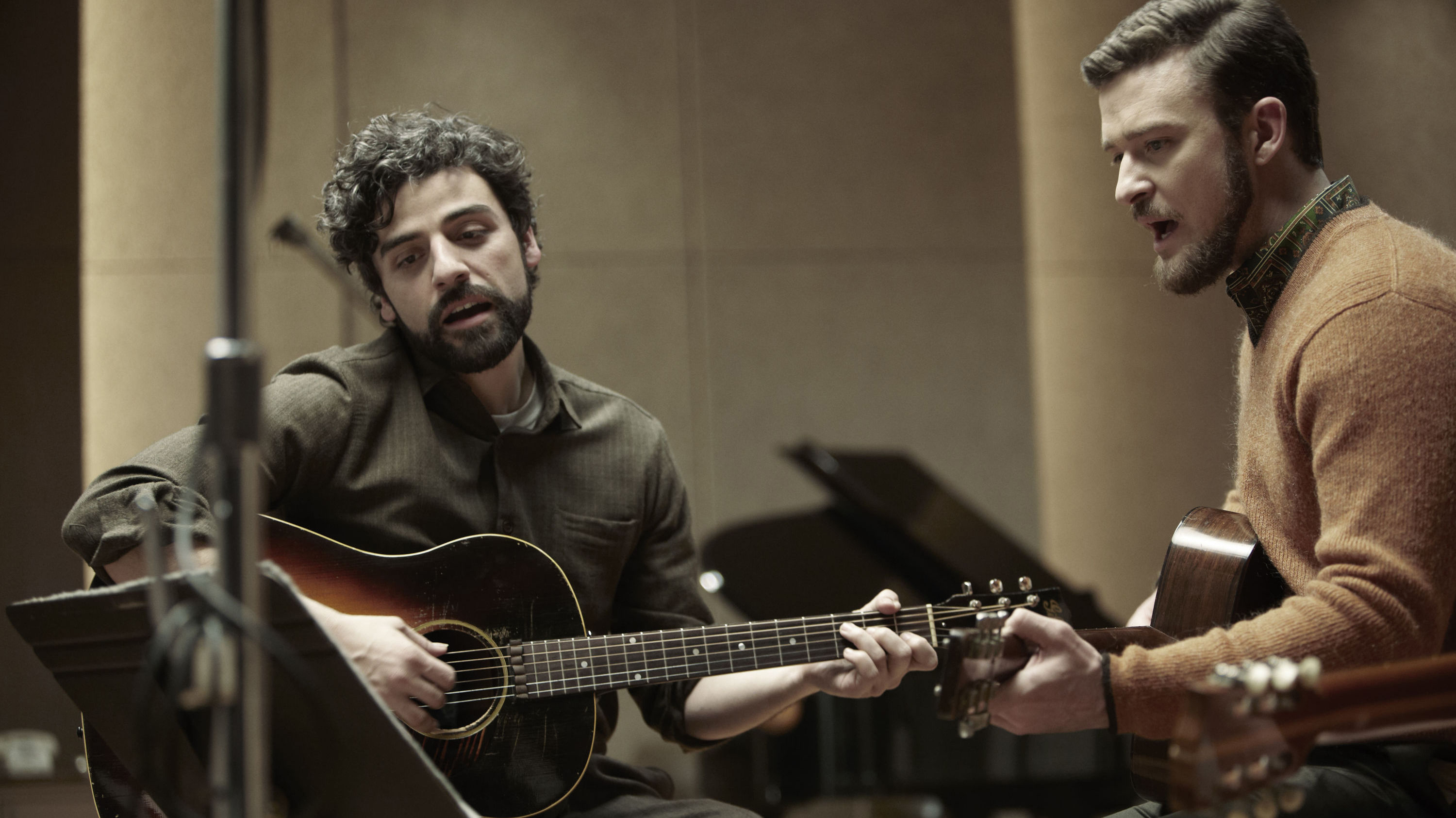 Oscaar Isaac and Justin Timberlake sit across from each other singing in Inside Llewyn Davis 