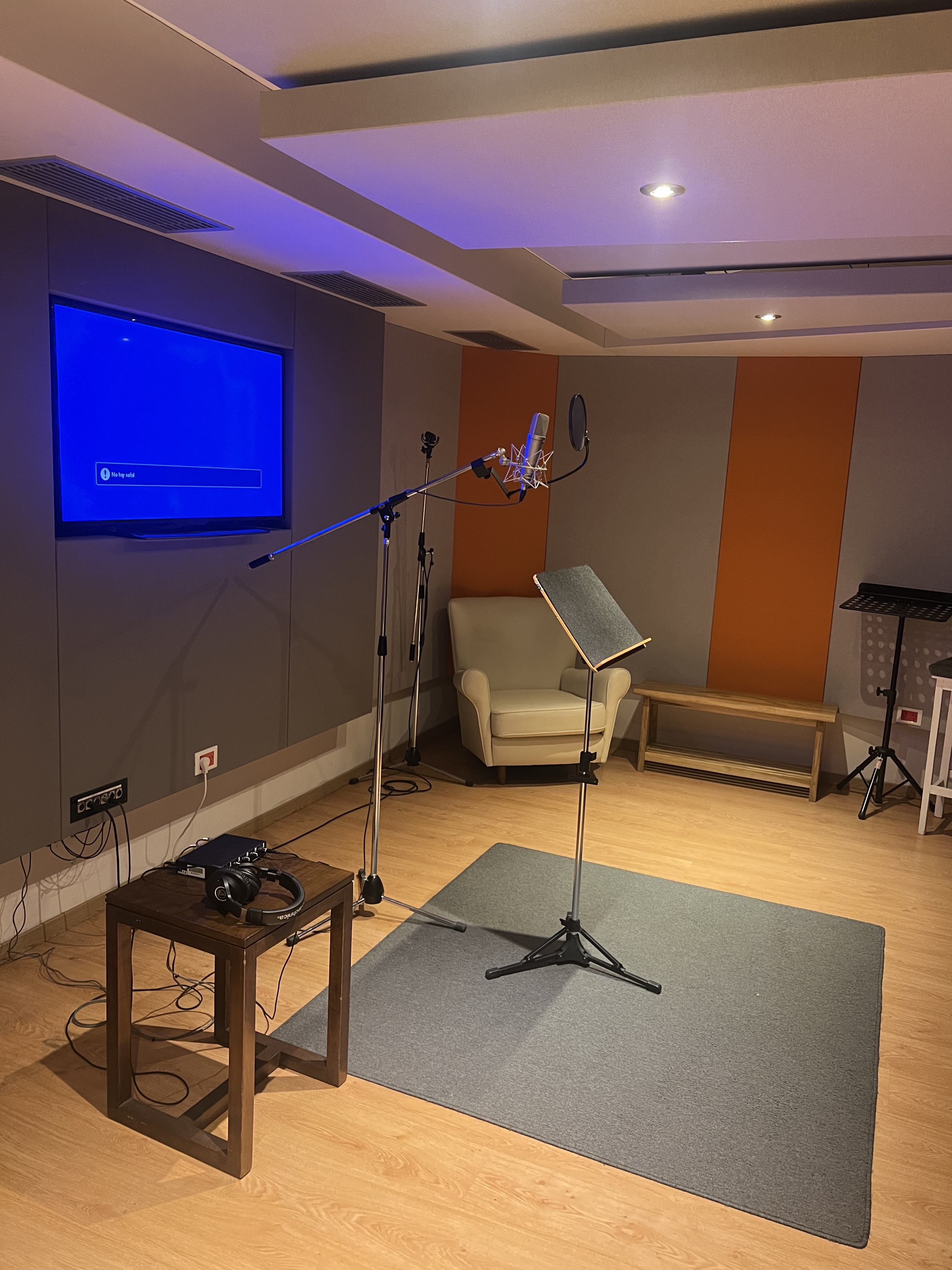 A photo shows a microphone in what looks like an office room with a TV and chair