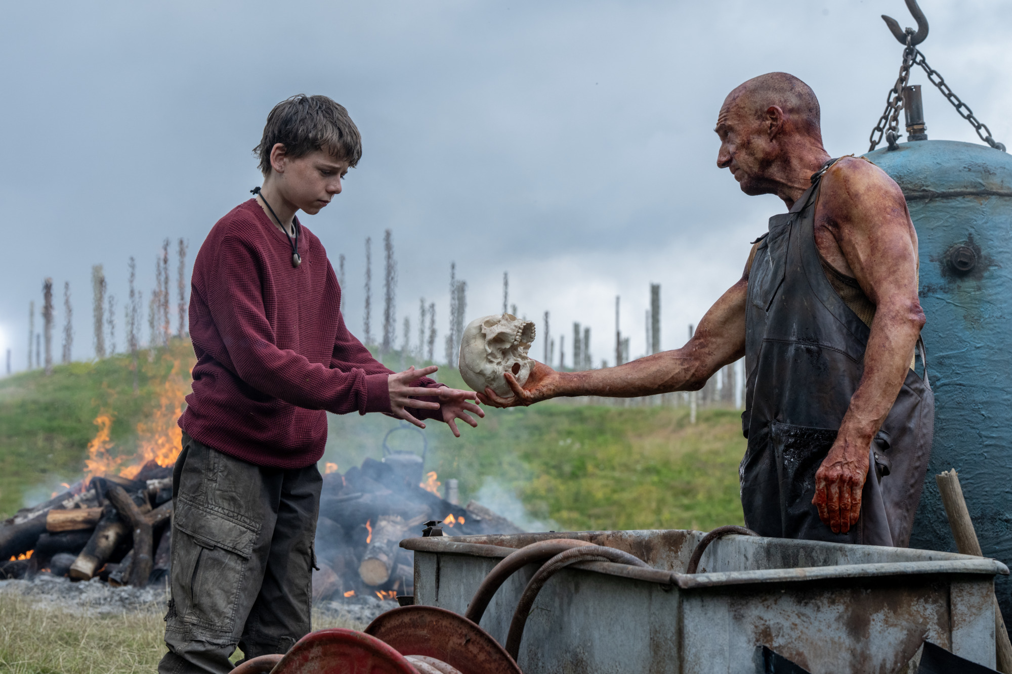 Ralph Fiennes hands a boy a skull in 28 Years Later
